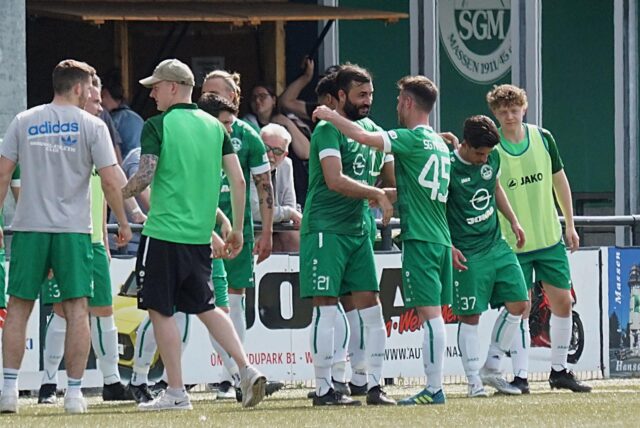 Spieler klatschen sich ab.
