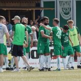 Spieler klatschen sich ab.