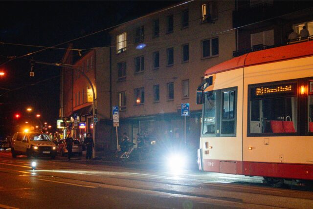 Die U43 fährt bei Nacht auf dem Körner Hellweg
