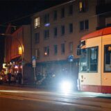 Die U43 fährt bei Nacht auf dem Körner Hellweg