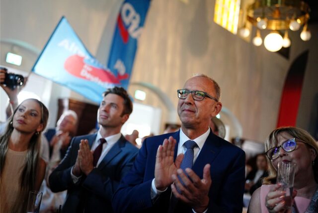 Jörg Urban (AfD), Vorsitzender der AfD in Sachsen und Spitzenkandidat, reagiert auf der Wahlparty seiner Partei nach der Veröffentlichung der ersten Prognosen.