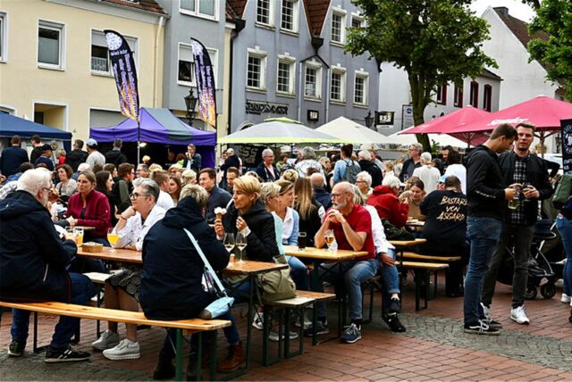 Menschen sitzen an Tischen