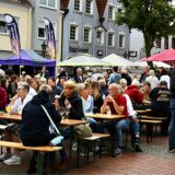 Menschen sitzen an Tischen