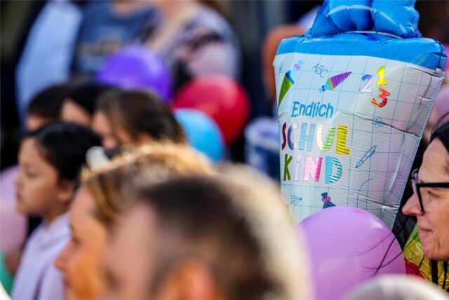 Eine Schulklasse mit einer Klassenlehrerin.