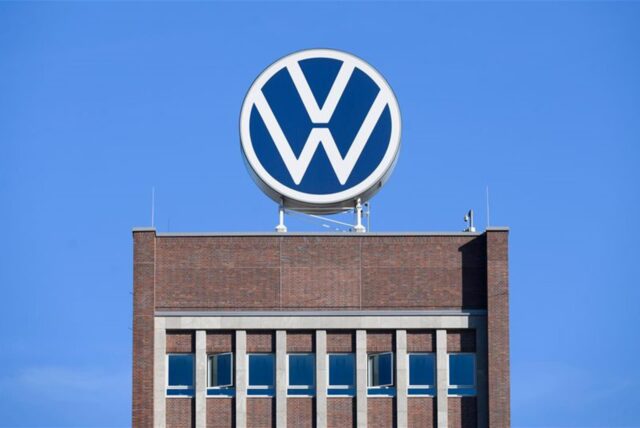 VW steuert auf einen neuen Konflikt mit dem Betriebsrat zu: Um die Kosten zu senken, will der Konzern Werksschließungen und Entlassungen nicht kehr ausschließen.