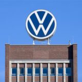 VW steuert auf einen neuen Konflikt mit dem Betriebsrat zu: Um die Kosten zu senken, will der Konzern Werksschließungen und Entlassungen nicht kehr ausschließen.