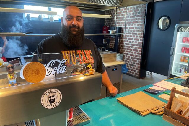 Yesser Falfoul am Tresen von Big Babas Burger