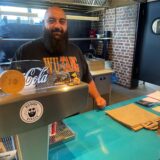 Yesser Falfoul am Tresen von Big Babas Burger