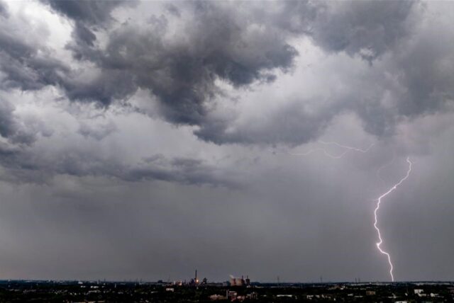 Ein Gewitter mit Blitzen und dunklen Wolken zieht über Duisburg auf.