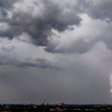 Ein Gewitter mit Blitzen und dunklen Wolken zieht über Duisburg auf.