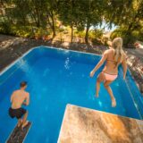 Zwei Badegäste springen von den Sprungtürmen im Freibad Wischlingen.