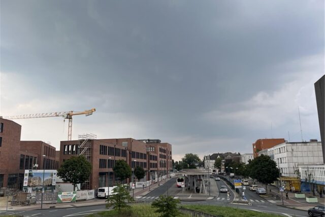 Blick auf die Hertener Innenstadt und den wolkenverhangenen Himmel darüber.