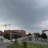 Blick auf die Hertener Innenstadt und den wolkenverhangenen Himmel darüber.