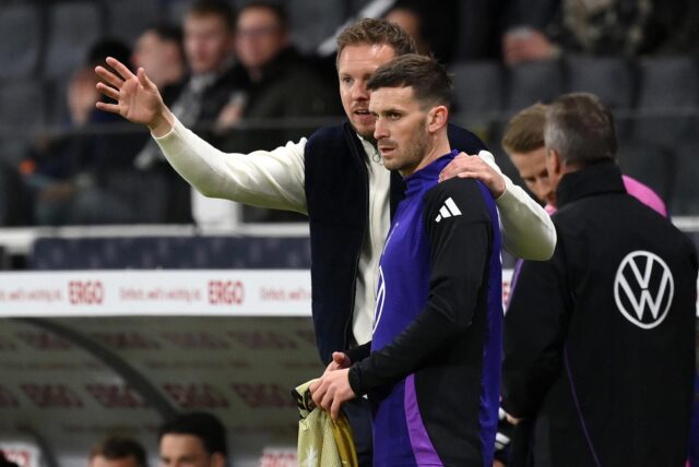 Julian Nagelsmann spricht mit Pascal Groß.