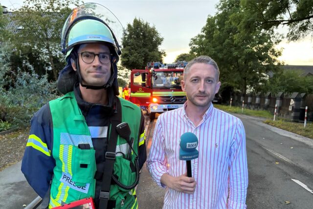 Ein Sprecher der Feuerwehr und unser Reporter Philipp Pohl am Einsatzort.