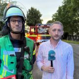 Ein Sprecher der Feuerwehr und unser Reporter Philipp Pohl am Einsatzort.