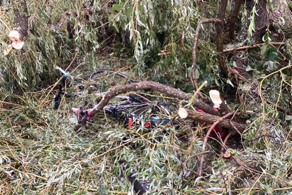 Das zerstörte Fahrrad an der Einsatzstelle in der Stadtmitte von Bergisch Gladbach