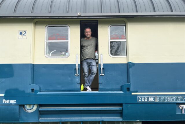 Marco Stepniak wohnt mit seiner Tochter in zwei umgebauten Postwaggons.
