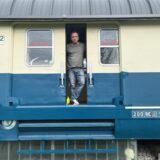 Marco Stepniak wohnt mit seiner Tochter in zwei umgebauten Postwaggons.