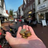 Centstücke auf eine Hand