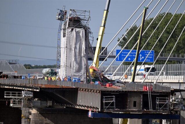 Verbogene Gerüstteile hängen an dem Pfeiler der Leverkusener Brücke.