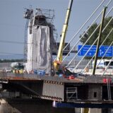 Verbogene Gerüstteile hängen an dem Pfeiler der Leverkusener Brücke.