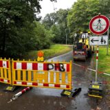 Baustellen-Absperrung vor einem Fahrradweg.
