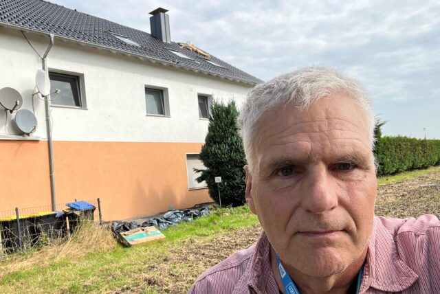 Andreas Schröter steht vor dem Haus in Dortmund-Eving, in dem zwei Kinder nach Blitzeinschlag von einem Stromschlag getroffen wurden.