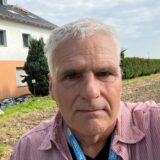 Andreas Schröter steht vor dem Haus in Dortmund-Eving, in dem zwei Kinder nach Blitzeinschlag von einem Stromschlag getroffen wurden.
