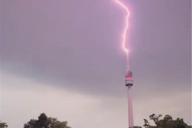 Der 30. Juni im Westfalenpark: Ein Blitz schlägt in den Florianturm ein, während gerade Zehntausende das Gelände des Pubic Viewings zur EM verlassen.