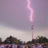 Der 30. Juni im Westfalenpark: Ein Blitz schlägt in den Florianturm ein, während gerade Zehntausende das Gelände des Pubic Viewings zur EM verlassen.