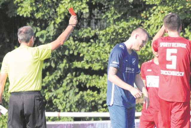 Zwei Platzverweise gab es auch im Recklinghäuser Lokalderby in der Kreisliga A2 zwischen SF Stuckenbusch und dem SV Hochlar 28 (1:2). Hier schickt Schiedsrichter Dieter Kroll den Hochlarer Felix Matena mit Gelb-Rot vom Platz.