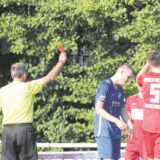 Zwei Platzverweise gab es auch im Recklinghäuser Lokalderby in der Kreisliga A2 zwischen SF Stuckenbusch und dem SV Hochlar 28 (1:2). Hier schickt Schiedsrichter Dieter Kroll den Hochlarer Felix Matena mit Gelb-Rot vom Platz.