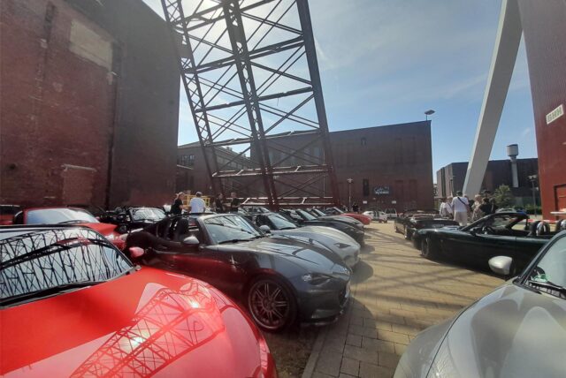 Dutzende MX5 stehen geparkt unter dem Förderturm von Schlägel und Eisen in Herten.