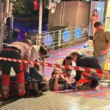 Sekunden nach dem Unglück auf dem Heimatfest in Haltern 2024: Helfer vom Roten Kreuz versorgen das Opfer.