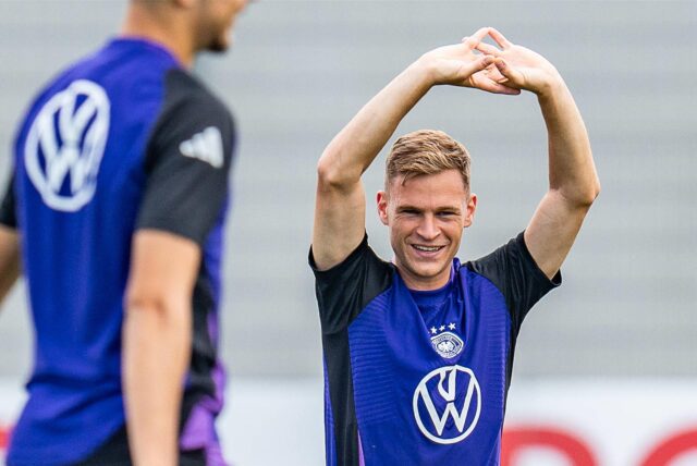 Joshua Kimmich reckt die Arme in die Höhe.