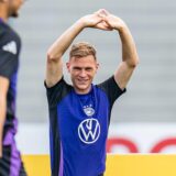 Joshua Kimmich reckt die Arme in die Höhe.