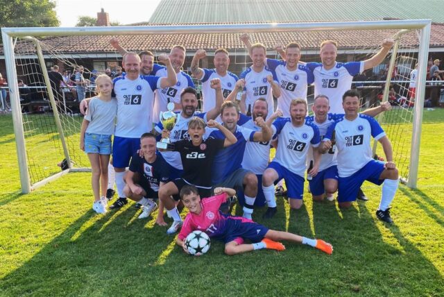 Sie hatten besonders viel Spaß auf der Bezirkssportanlage: Die Ü32-Fußballer des TSV Marl-Hüls nach dem Erfolg beim Traditionsturnier des TuS 05 Sinsen.