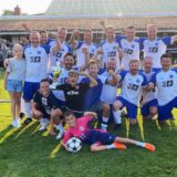 Sie hatten besonders viel Spaß auf der Bezirkssportanlage: Die Ü32-Fußballer des TSV Marl-Hüls nach dem Erfolg beim Traditionsturnier des TuS 05 Sinsen.