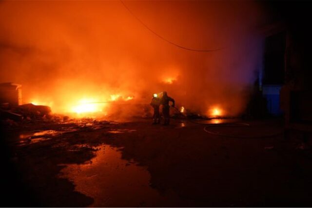 In einer Halle des Recycling-Centrums Castrop brannte am frühen Dienstagmorgen Bauholz. Die Feuerwehr Castrop-Rauxel löschte den Brand am Deininghauser Weg.