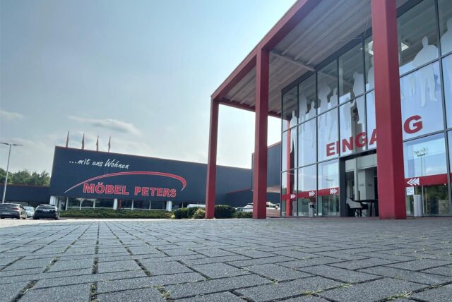 Der Eingang von Möbel Peters in Dorsten