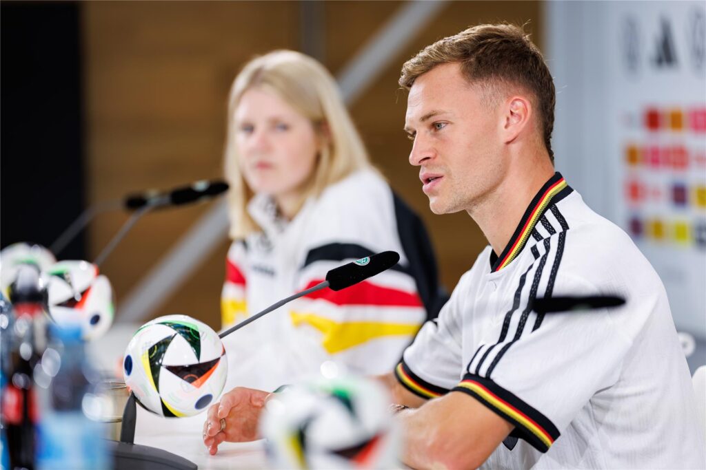 Joshua Kimmich spricht in ein Mikrofon.