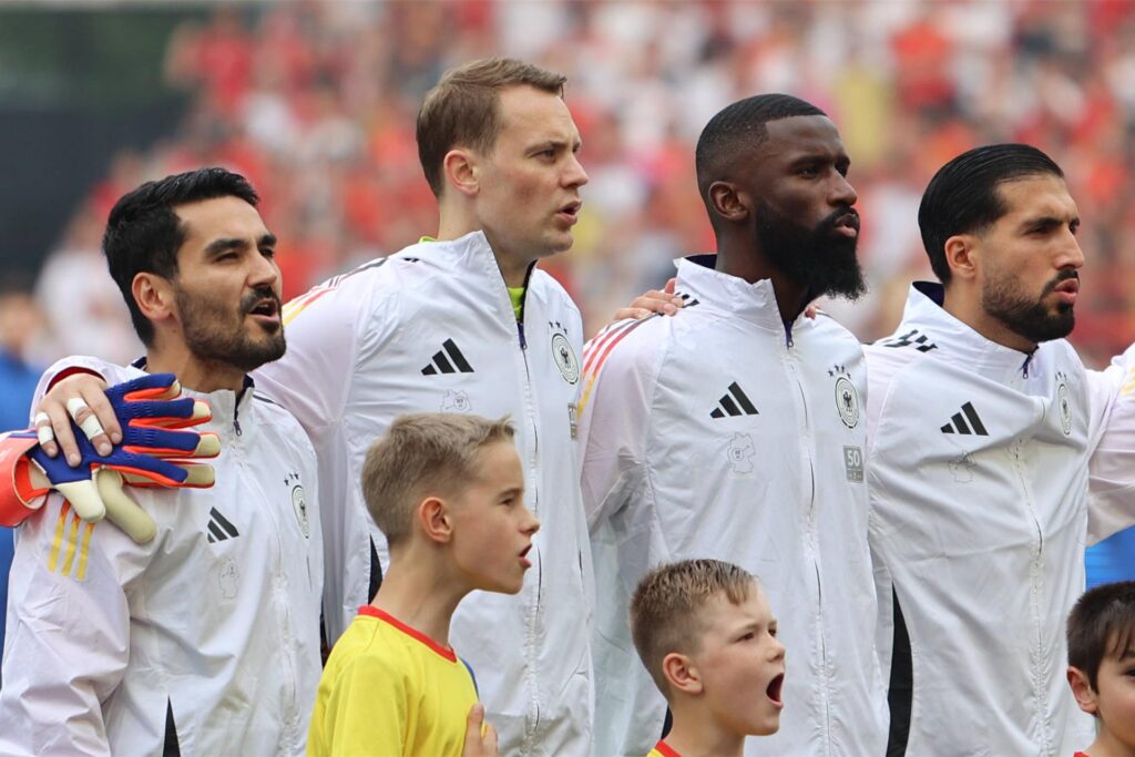 Ilkay Gündogan und Manuel Neuer singen die Nationalhymne.
