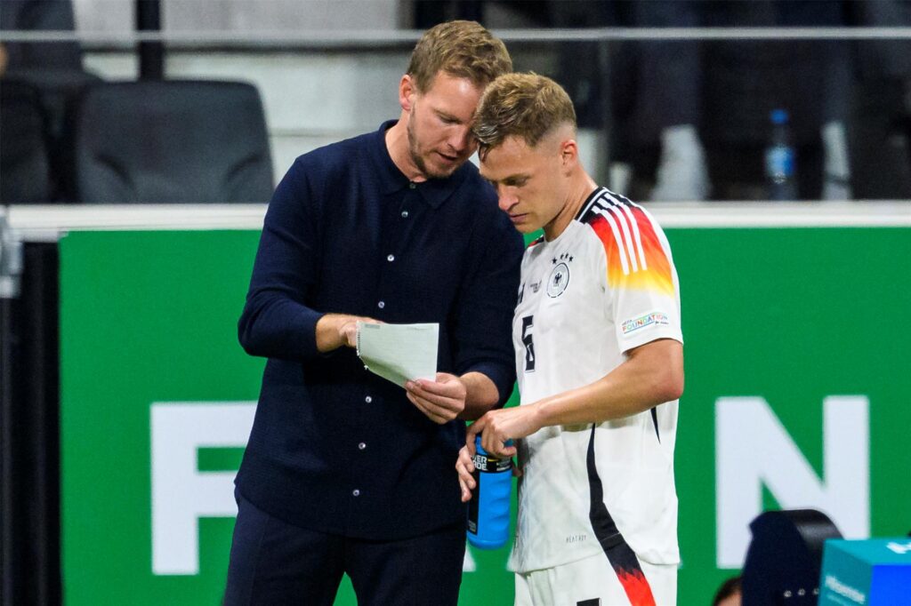 Julian Nagelsmann spricht mit Joshua Kimmich.