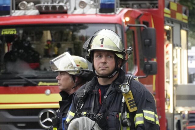 Die Feuerwehr beschäftigt sich mit den Folgen des Blitzeinschlags.