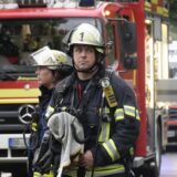 Die Feuerwehr beschäftigt sich mit den Folgen des Blitzeinschlags.