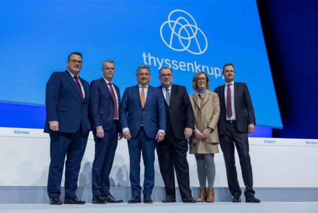 Bei der Hauptversammlung stehen unter dem Unternehmenslogo (l-r): Oliver Burkhard (Vorstand), Klaus Keysberg (Vorstand), Miguel López (Vorstandsvorsitzender), Siegfried Russwurm (Aufsichtsratsvorsitzender), Ilse Henne (Vorständin) und Volkmar Dinstuhl (Vorstand).