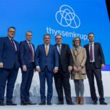 Bei der Hauptversammlung stehen unter dem Unternehmenslogo (l-r): Oliver Burkhard (Vorstand), Klaus Keysberg (Vorstand), Miguel López (Vorstandsvorsitzender), Siegfried Russwurm (Aufsichtsratsvorsitzender), Ilse Henne (Vorständin) und Volkmar Dinstuhl (Vorstand).