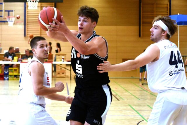 David Ewald (Mitte) gehört zu den absoluten Konstanten im Team der Herner Löwen – das war auch im Vest-Cup in Dorsten und Wulfen, wie hier im Spiel gegen Citybasket Recklinghausen, zu sehen.