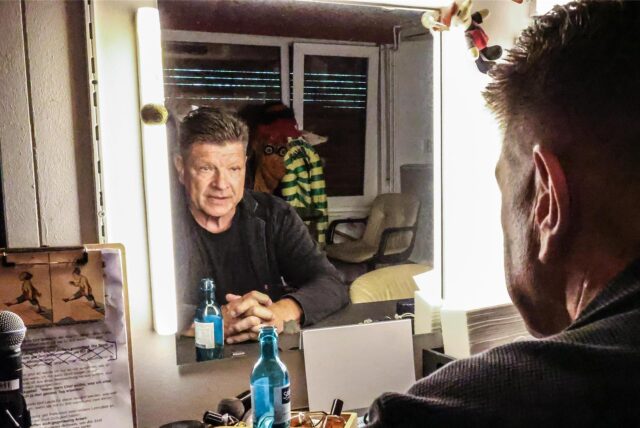 Bruno Knust in der Garderobe des Theater Olpketal